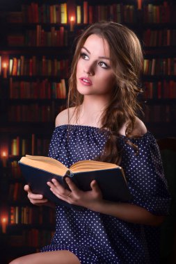 Kütüphanede güzel kız