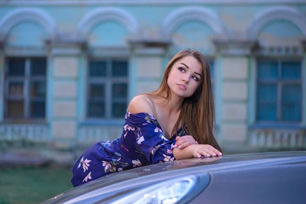 Glamoureuze meisje in de buurt van de auto — Stockfoto