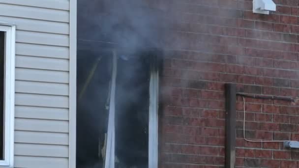 Arm Und Werkzeug Der Feuerwehr Zwingen Ausgebrannten Fensterrahmen Rauch — Stockvideo