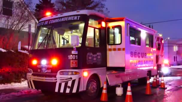 Grand Véhicule Poste Commandement Police Avec Feux Clignotants Nuit — Video