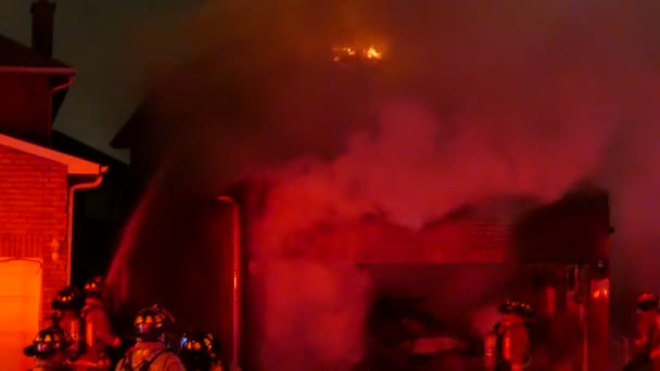 Brandweermannen Die Dure Huizen Brand Steken Met Vlammen — Stockvideo
