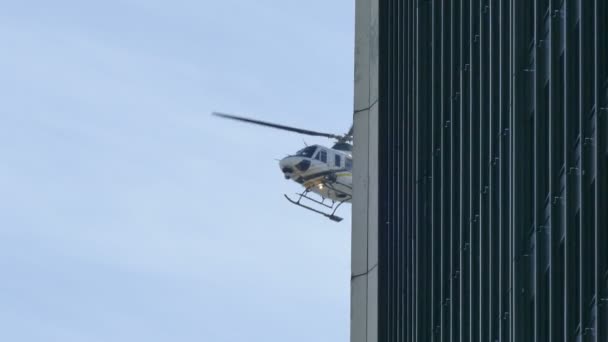 Helicóptero Pairando Lentamente Desaparecendo Atrás Prédio — Vídeo de Stock