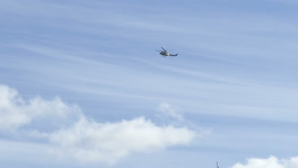 直升机在乌云密布的蓝天中盘旋和稳定飞行 — 图库视频影像