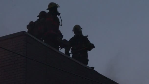 Bomberos Usando Sierra Por Noche Creando Cámaras Brillantes — Vídeos de Stock