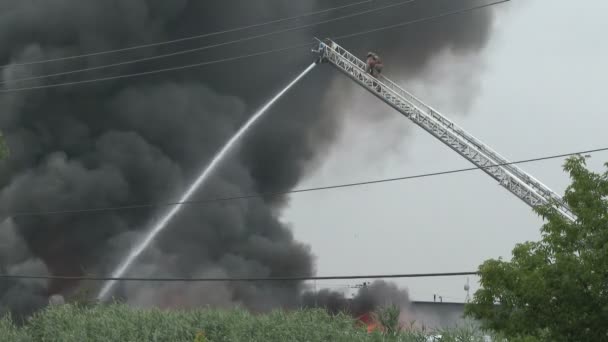 Fire Fighter Climbing Ladder Huge Cloud Black Smoke — Stock Video