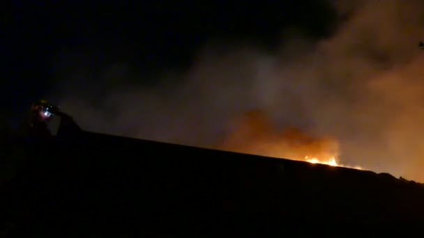 Vigili Del Fuoco Che Combattono Grande Appartamento Fuoco Dal Tetto — Video Stock