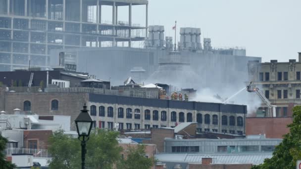 Fuego Azotea Con Gran Obra Construcción Segundo Plano — Vídeo de stock