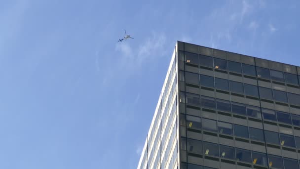 Überwachungshubschrauber Fliegt Hausecke — Stockvideo