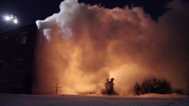 Feuerwehrmänner Silhouette Gehen Aus Großer Orangefarbener Rauchwolke — Stockvideo