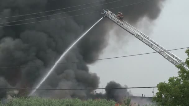 Fireman Climbing Top Ladder Dark Smoke Flames — Stock Video