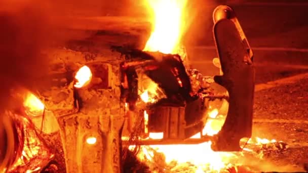 車の火災時にさらされるワイヤとプッシュバンパーの閉鎖 — ストック動画