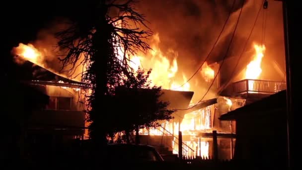 3栋房子夜间在住宅区并排燃烧 — 图库视频影像