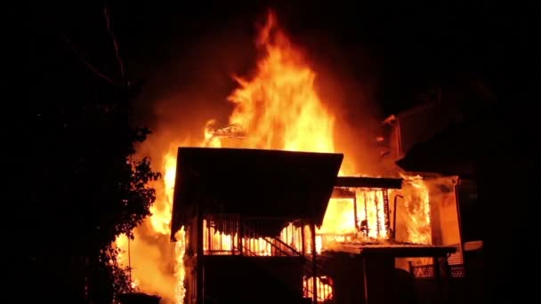 Tűz Teljes Mértékben Részt Vesz Lángokban Átterjed Szomszédos Házakra — Stock videók