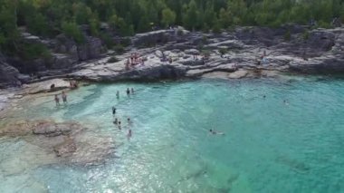 Turistlerin turkuaz suların tadını çıkardığı yazın kutsal mücevher.