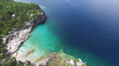 İnsansız hava aracı Bruce Yarımadası, Kanada 'da turistik alanın üzerinde dikey çekim yapıyor.