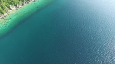 Dramatik sahil uçurumlarına dökülen el değmemiş Cyan suları serisi.