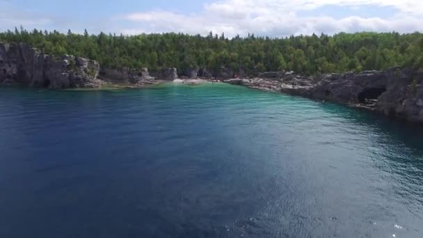 スイミングプールと海岸線に沿って自然の岩のプールの息をのむような空中ビュー — ストック動画