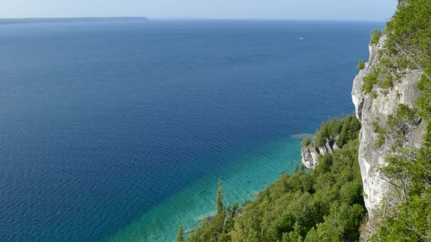 Wysoka Wysokość Ocean Klif Widok Pięknej Głębokiej Błękitnej Wody Słoneczny — Wideo stockowe