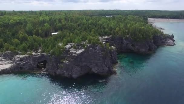 无人机接近The Grotto自然旅游胜地在加拿大 — 图库视频影像