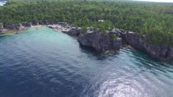 Скалистые Скалы Прозрачной Водой Солнечный День Людьми — стоковое видео