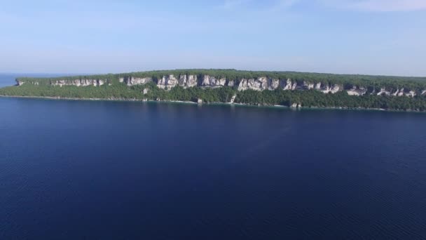 Drone Flying Away Exposing Wide Shoreline Line High Rocky Cliffs — Stock Video
