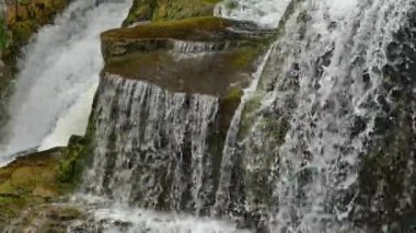 Yaz mevsiminde şelalenin farklı seviyelerine orta ölçekte su düşmesi.