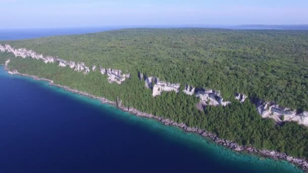 无人机缓缓降落向狮头的布鲁斯半岛悬崖 — 图库视频影像