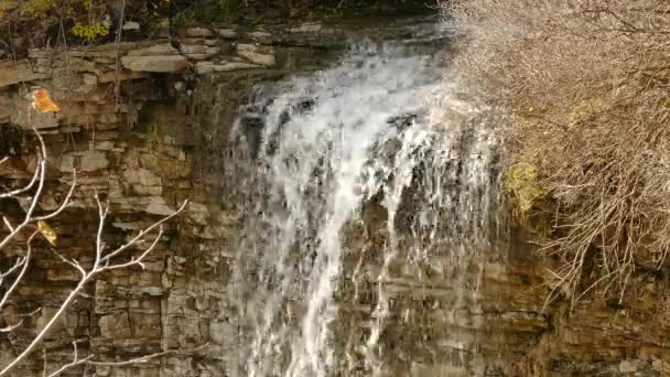 Wasser Fällt Herbst Tagsüber Schalenbildung Von Felskante — Stockvideo