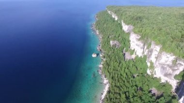 Güzel mavi ve turkuaz sularıyla etkileyici bir deniz manzarası.