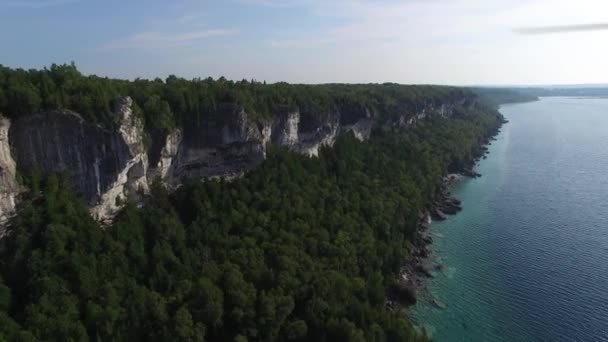 カナダの高い彫刻と地形の海岸に沿って旅行ドローン — ストック動画