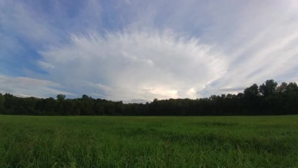 Plan lent inclinant vers le haut montrant une vue large de l'enclume en forme de nuage rond 