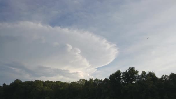 Powolny Strzał Panoramiczny Lewo Dużego Okrągłego Typu Kowadła Postaci Chmur — Wideo stockowe