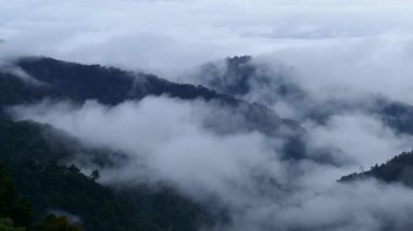 Manzaranın zamanlaması güzel bulutların dağların tepesinde hareket ettiğini gösteriyor