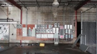 Glidecam kamera engelleyici ve anahtarlardan oluşan duvara doğru yavaşça hareket ediyor