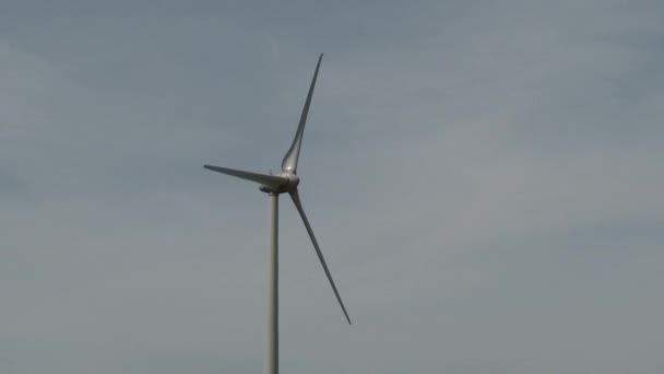 Turbina Eólica Dia Ensolarado — Vídeo de Stock