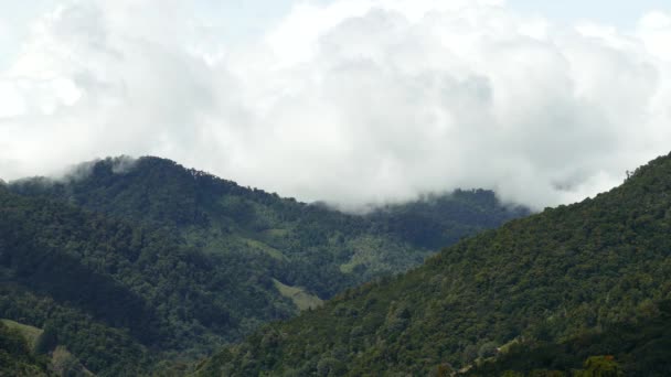 Timelapse des nuages changeant de forme au-dessus des montagnes naturelles sauvages 