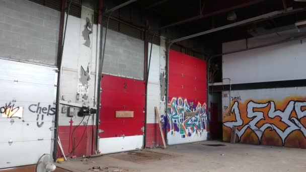 Urbex Vista Dell Interno Edificio Con Graffiti Sulle Porte Rosse — Video Stock