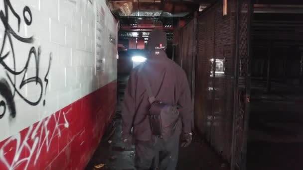 Urbex 爱好者走进废弃楼宇的背景图 — 图库视频影像