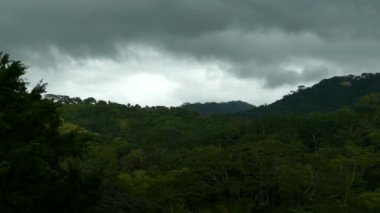 Fırtınalı bulutların şafak manzarası güzel tepelerin üzerinde hızla ilerliyor.