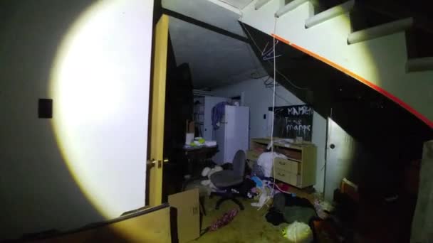 在城市探险过程中 用手电筒俯瞰着露台上的房间 — 图库视频影像