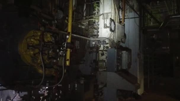 Ruang Gelap Menakutkan Difilmkan Pada Steadicam Selama Urbex Dengan Senter — Stok Video
