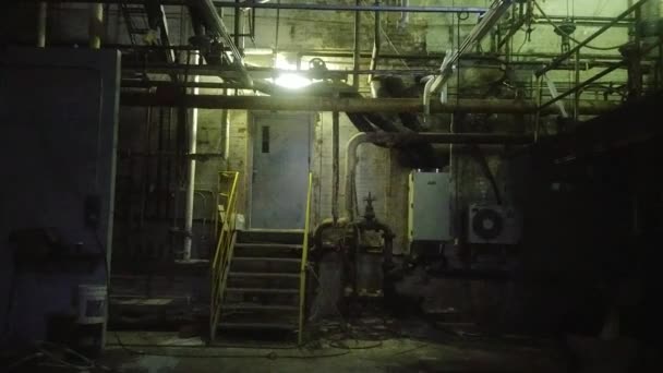 Oude Kapotte Machinekamer Gezien Glidecam Tijdens Urbex — Stockvideo