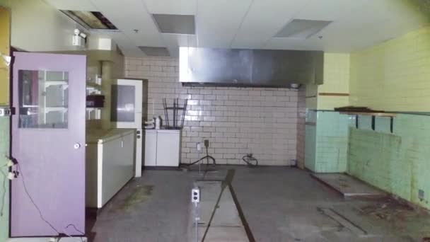 Quarto Coberto Telha Edifício Industrial Abandonado Durante Urbex — Vídeo de Stock