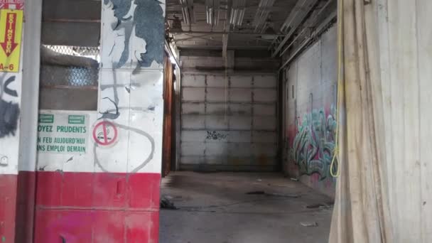 Stanza Con Graffiti Vista Steadicam Durante Esplorazione Urbana — Video Stock
