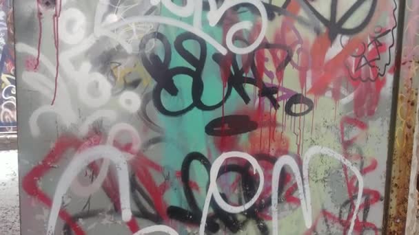 Ustabilizowany Ujęcie Drzwi Pełni Pokryte Graffiti Tagi — Wideo stockowe