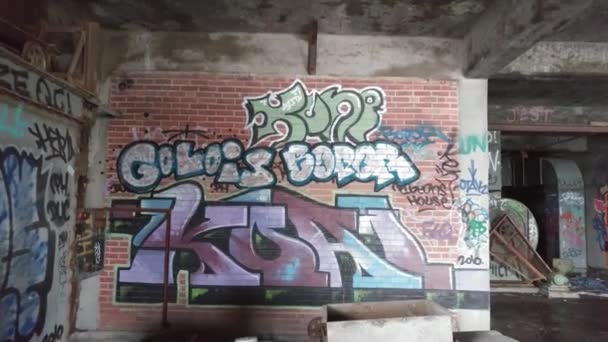 Fajne Graffiti Widziane Ruchomym Gimbal Zamontowany Aparat Fotograficzny Ścianie Cegły — Wideo stockowe