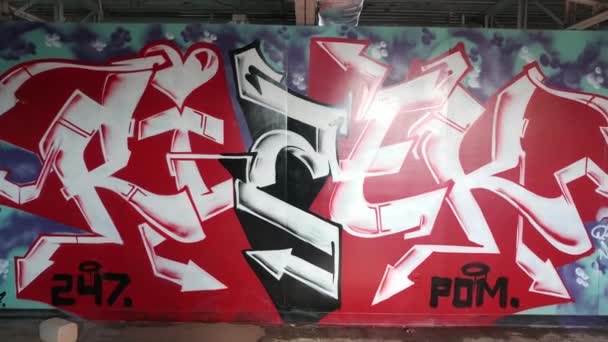 Červené Černé Graffiti Natočené Blížící Steadicam — Stock video