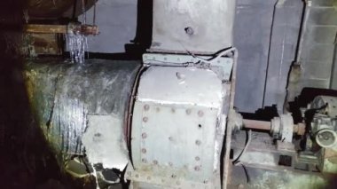 Sarkıtlı eski makinelerin yavaş hareket eden görüntüsü