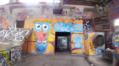 Montreal 'deki boş bir fabrikanın duvarına garip baykuş grafitisi boyanmış.