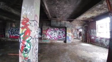 Urbex, duvar yazısıyla soğuk beton bir çekim yapıyor.